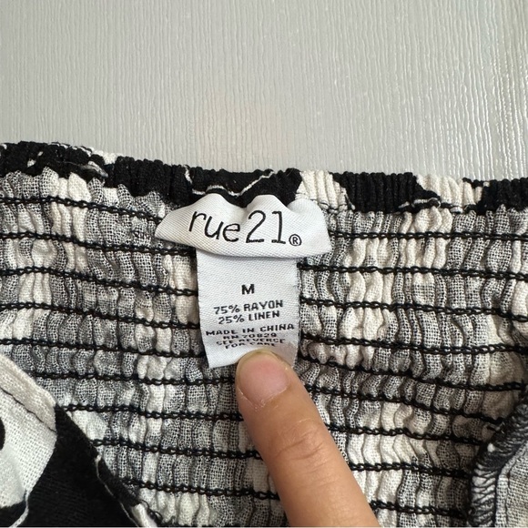 3/$32 Rue21 Size Medium Yin and Yang Crop Top - Picture 3 of 4